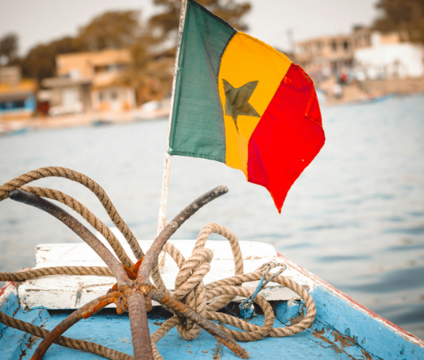 pirogue avec le drapeau du sénégal
